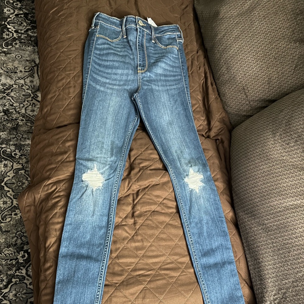 Hollister brand new jeans size 3